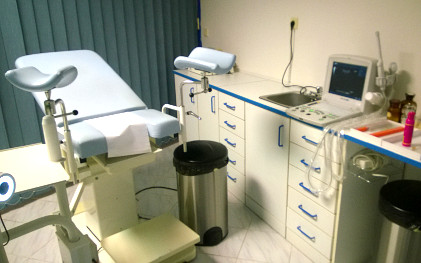 Polohovac� elektrick� vy�et�ovac� st�l